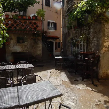 Old Town Apartman *