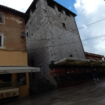 Old Town Apartment *